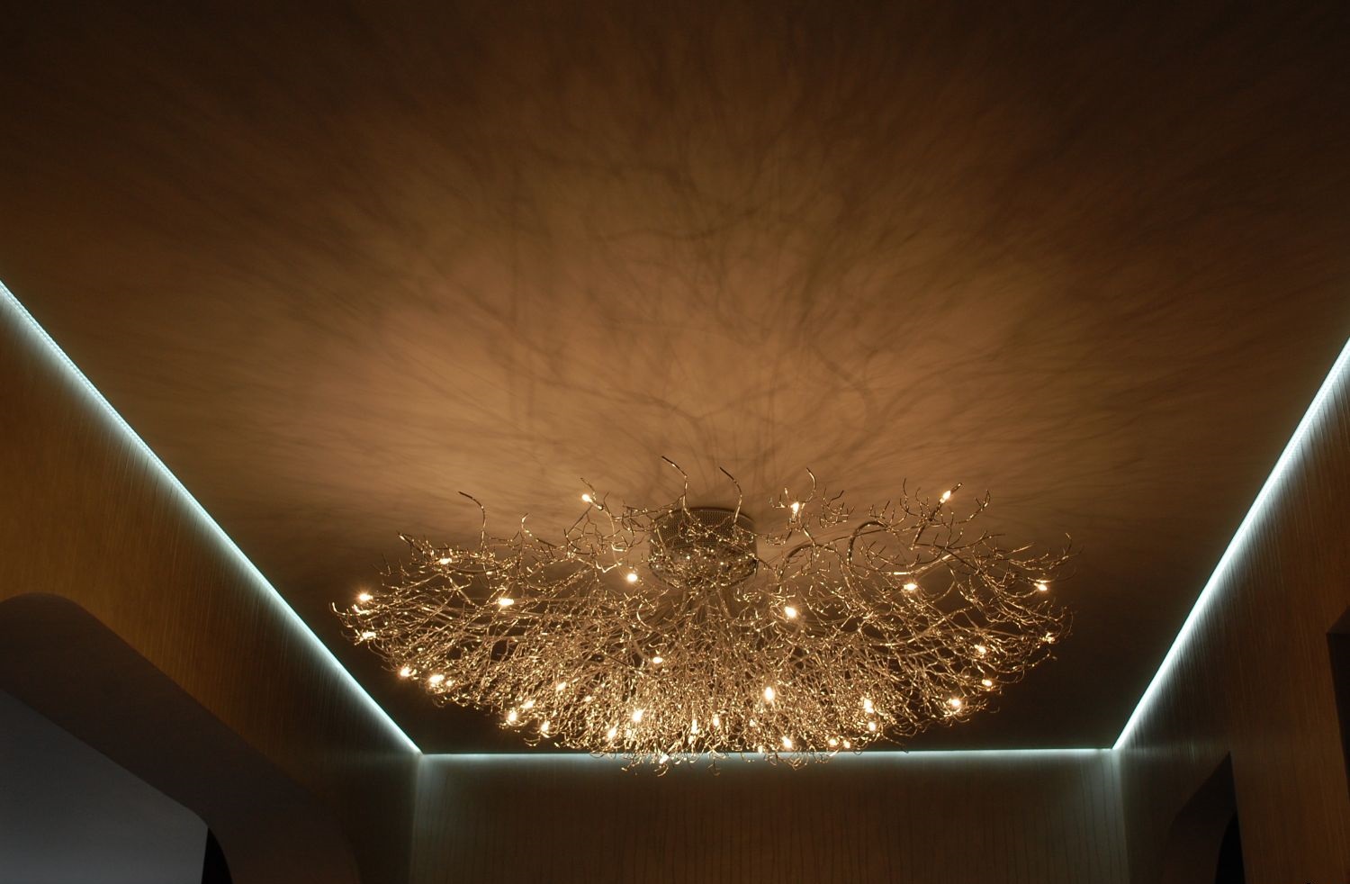 Одноуровневый потолок из гипсокартона: монтаж, как сделать своими руками с подсветкой